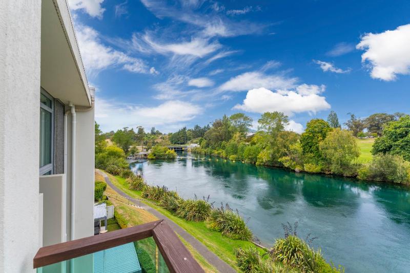 Riverside Oasis - Taupo - image 10