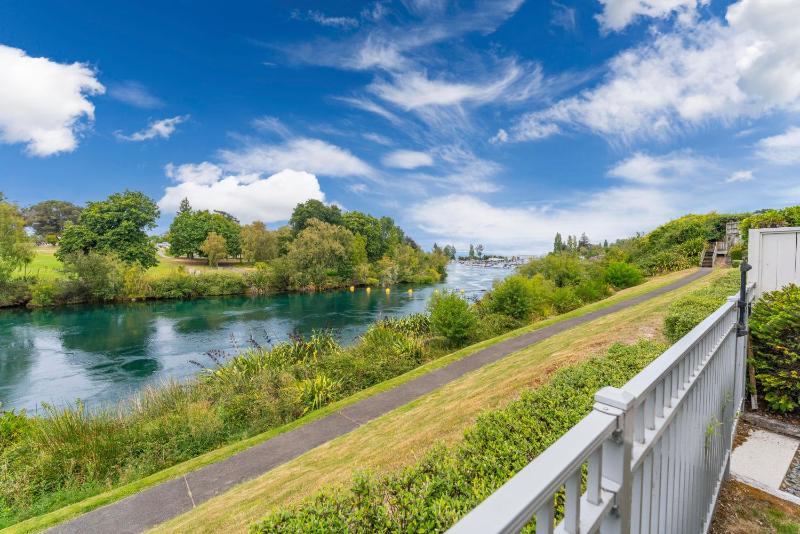 Riverside Oasis - Taupo - image 9