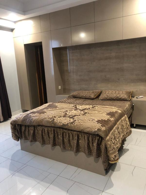Luxurious 3BHK with Panoramic City Views - image 5
