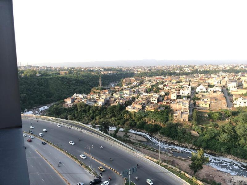 Luxurious 3BHK with Panoramic City Views - image 4