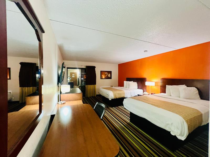 Queen Room with Two Queen Beds - Non-Smoking image 3