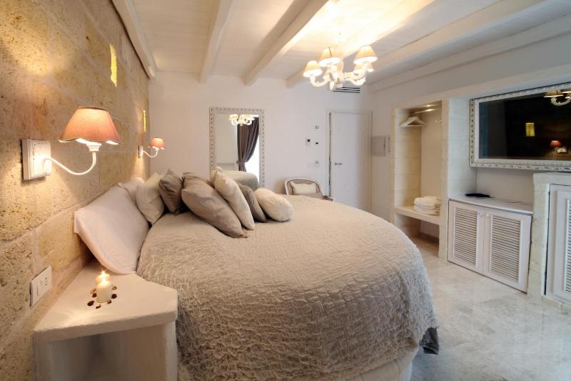 Queen Room with Spa Bath image 1