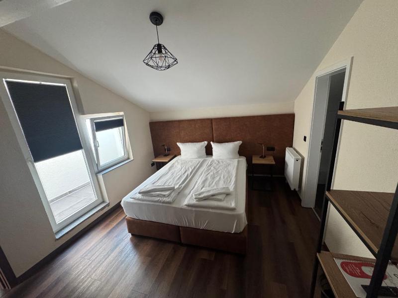 King Room with Private Bathroom image 1
