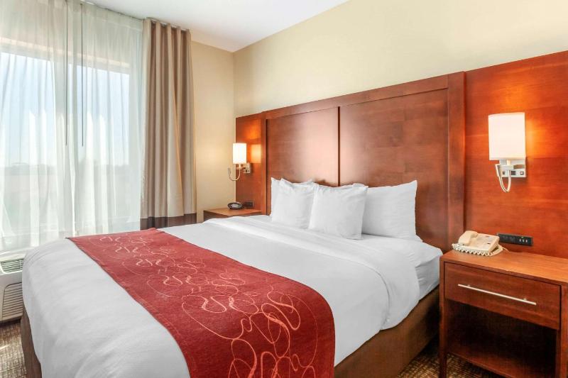 Comfort Suites Glendale State Farm Stadium Area - image 26