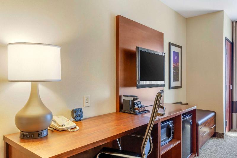 Comfort Suites Glendale State Farm Stadium Area - image 10