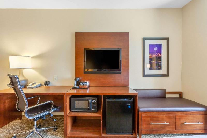 King Suite with Sofa Bed - Non-Smoking image 3