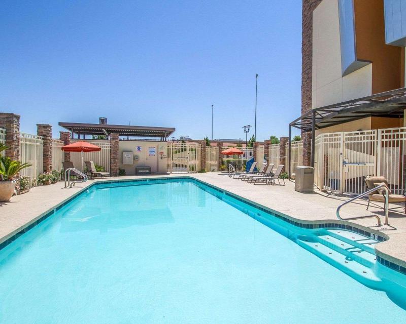 Comfort Suites Glendale State Farm Stadium Area - image 16