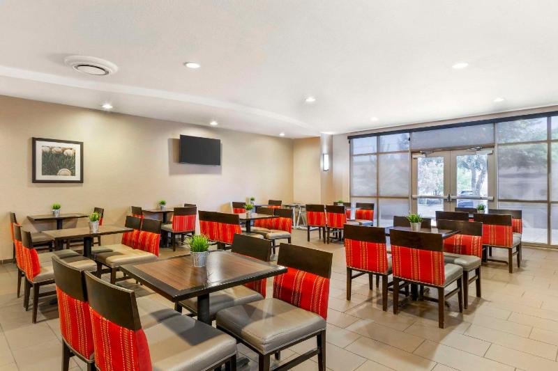 Comfort Suites Glendale State Farm Stadium Area - image 4