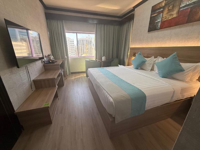 Deluxe King Room image 2