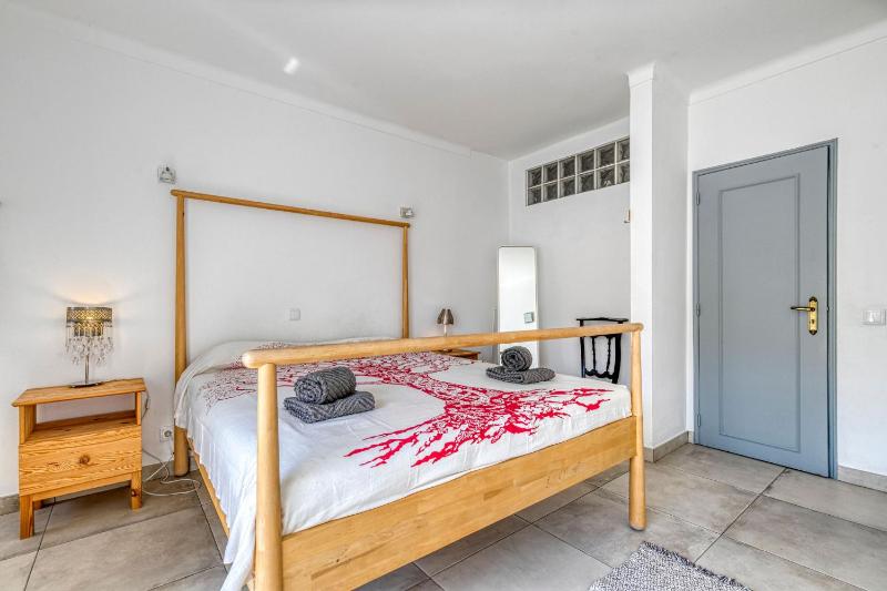 Azula - Bright and airy 2 bedroom apartment with p - image 4