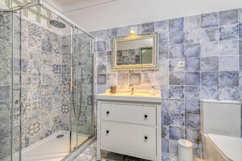 Azula - Bright and airy 2 bedroom apartment with p - image 28
