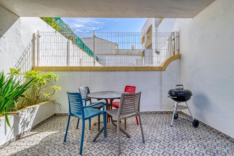 Azula - Bright and airy 2 bedroom apartment with p - image 9