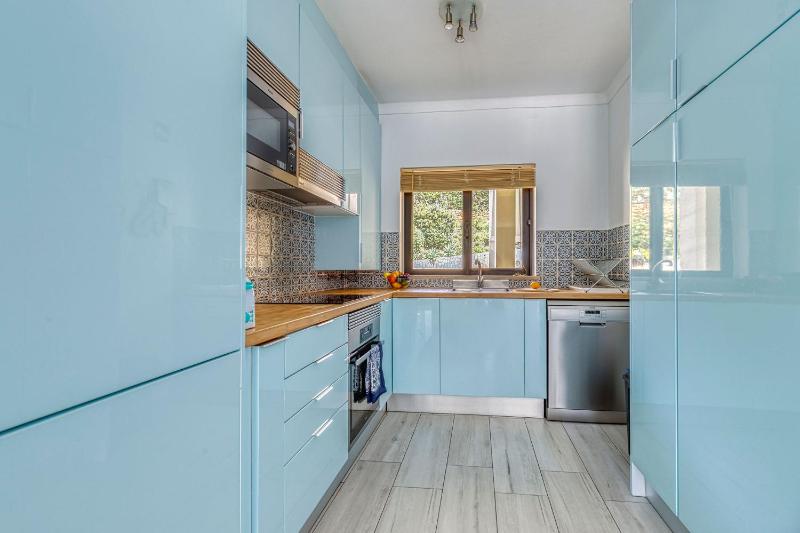 Azula - Bright and airy 2 bedroom apartment with p - image 16