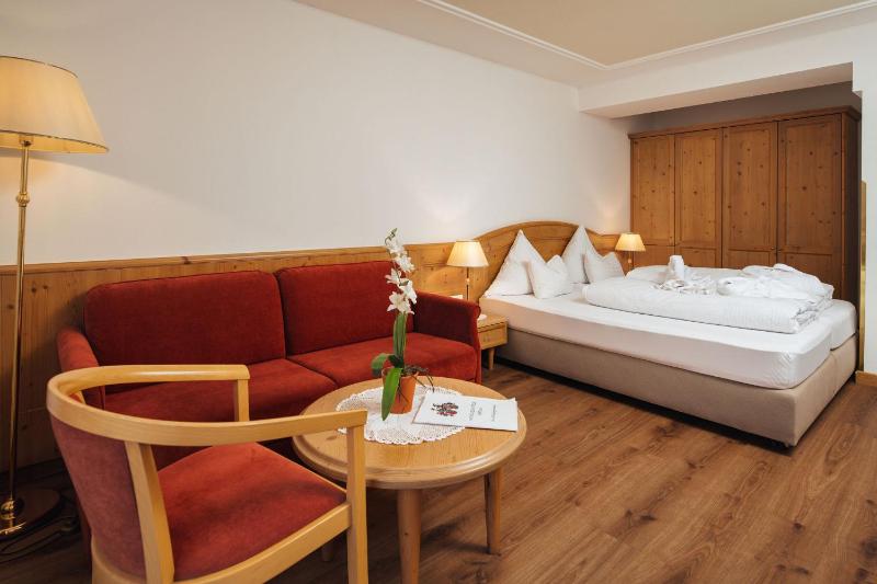Double Room with Balcony image 3