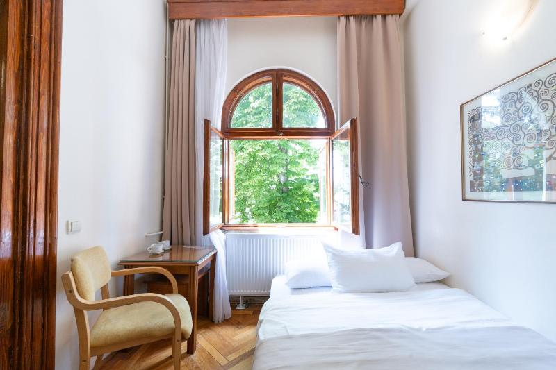Standard Double Room image 2