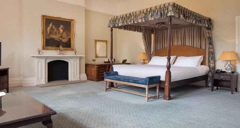 Executive King Suite with Four-Poster Bed image 3