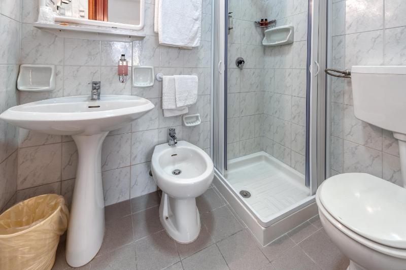 Single Room image 3