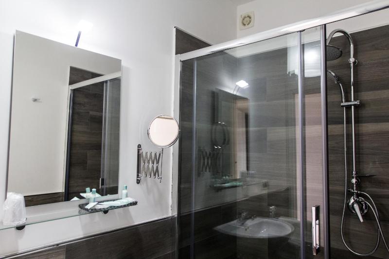 Double Room with Balcony and Sea View image 3