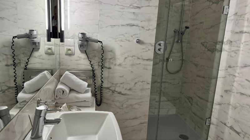Large Double Room image 1