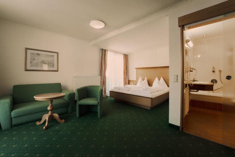 Double Room with Balcony image 3