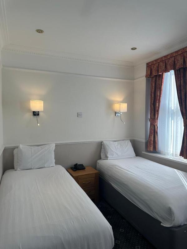 Twin Room image 4