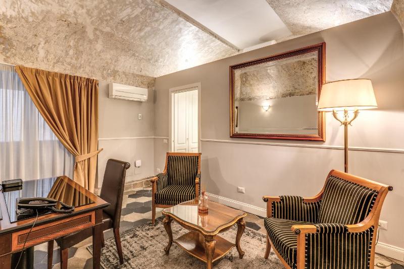 Deluxe King Suite image 4