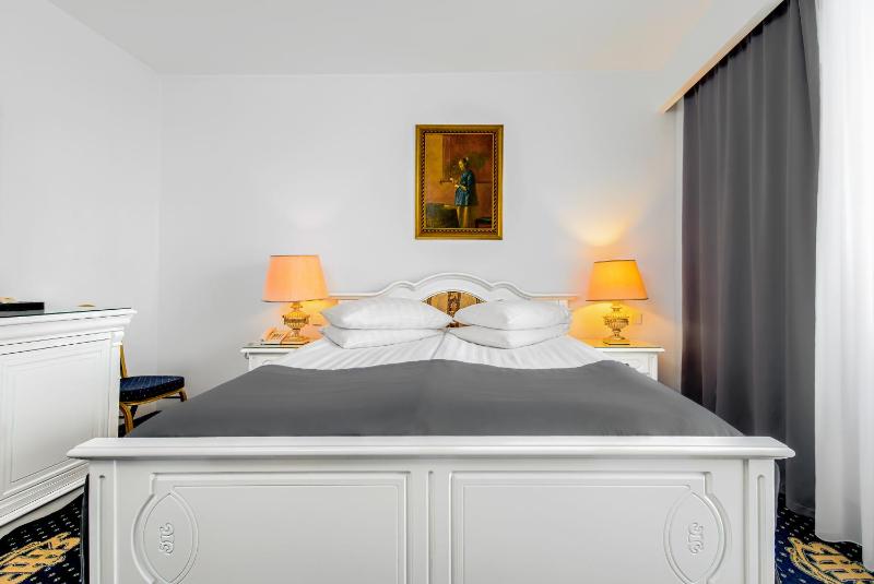 Double Room image 4