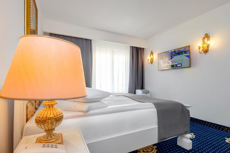 Double Room image 1