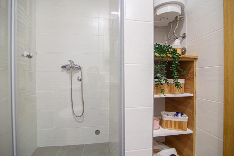 Deluxe One-Bedroom Apartment image 1