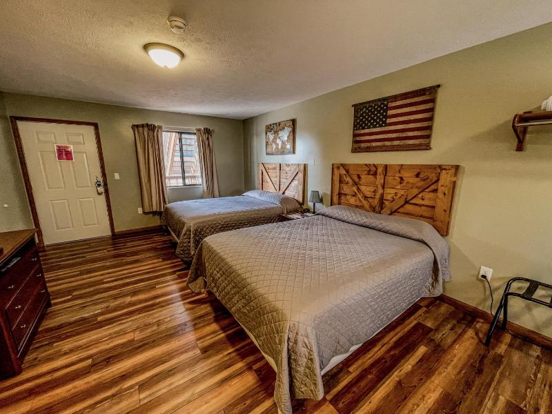 Queen Room with Pool View image 1