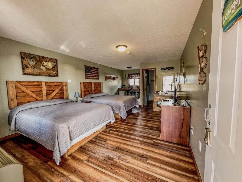 Queen Room with Pool View image 3