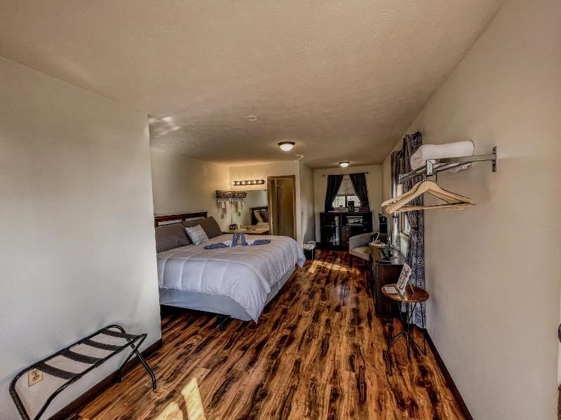 Deluxe King Room image 3