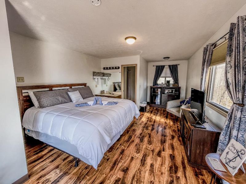 Deluxe King Room image 1