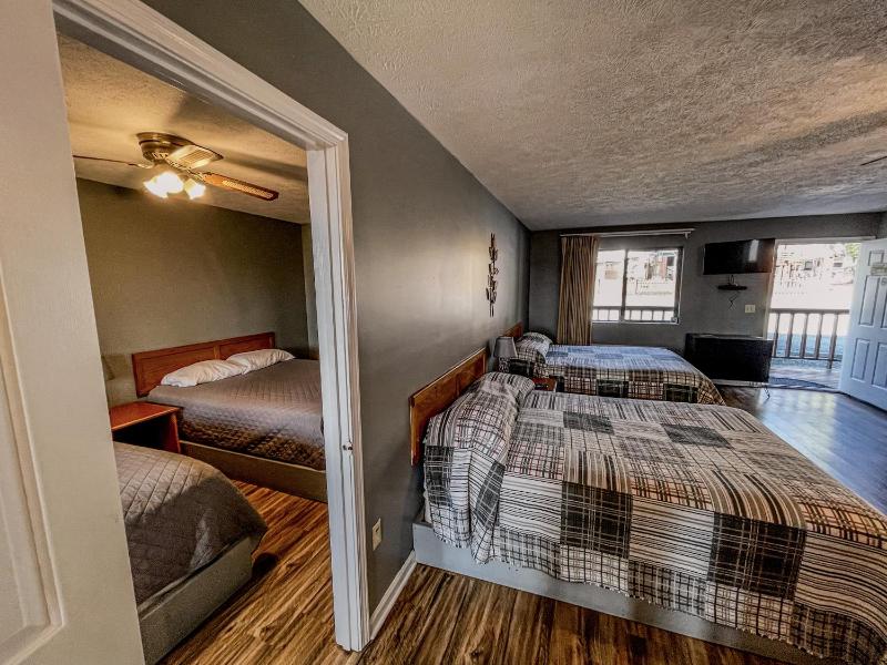 Quadruple Room with Balcony image 2