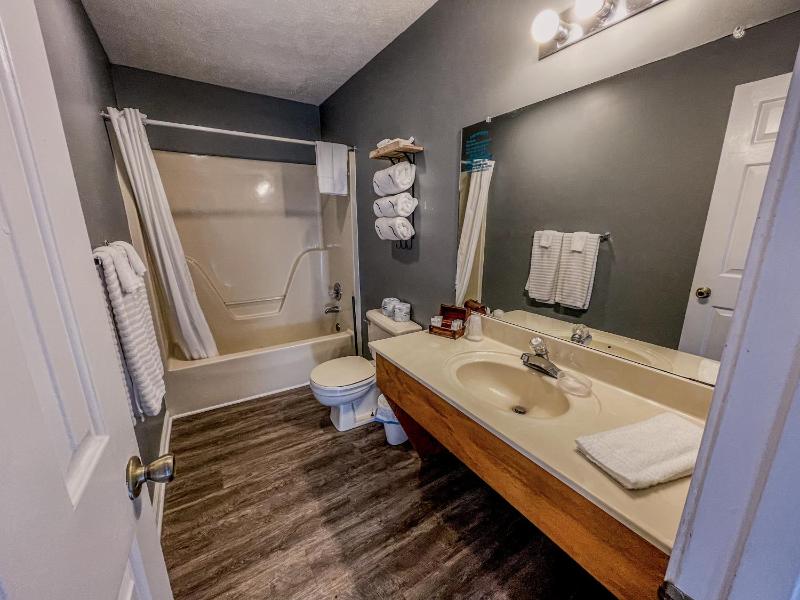 Deluxe Double Room with Balcony image 3
