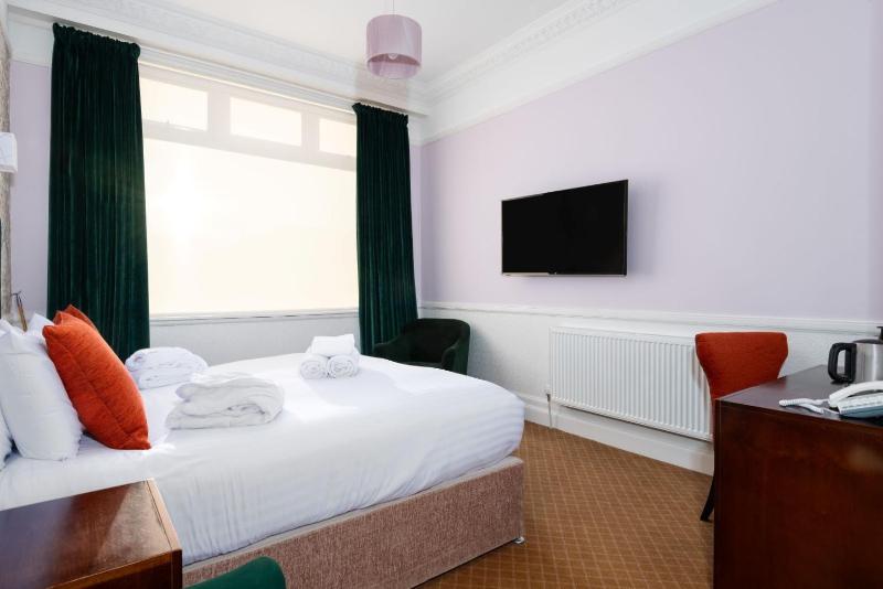 Double Room image 3