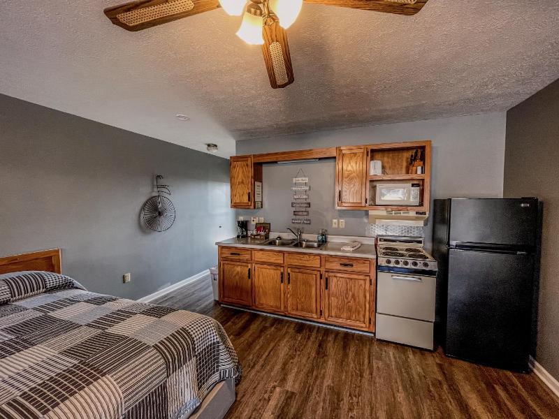 Deluxe Double Room with Balcony image 4
