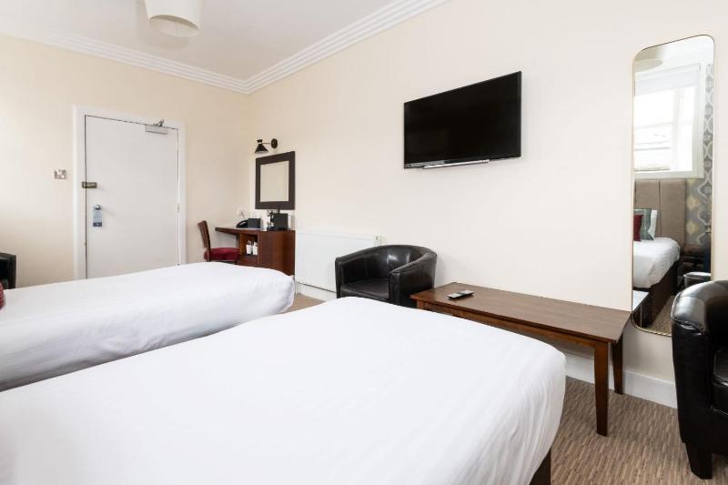 Twin Room image 3
