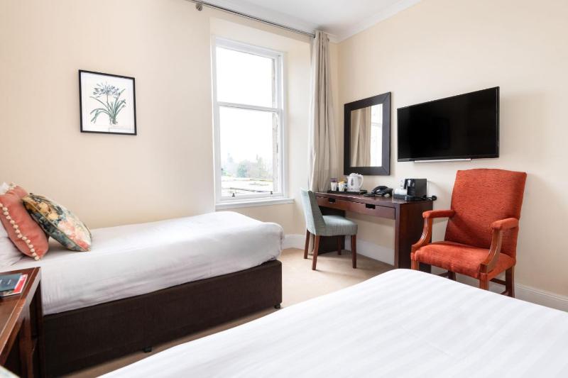Twin Room image 4