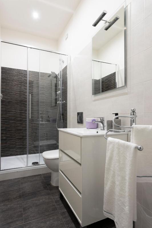 Deluxe King Room image 2