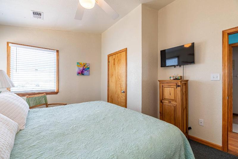The Sweet Spot - KDH MP 7.5 Oceanfront Ocean View Pool Hot Tub Pets OK Flex Stays - image 10