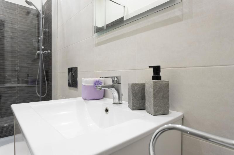 Deluxe King Room image 3