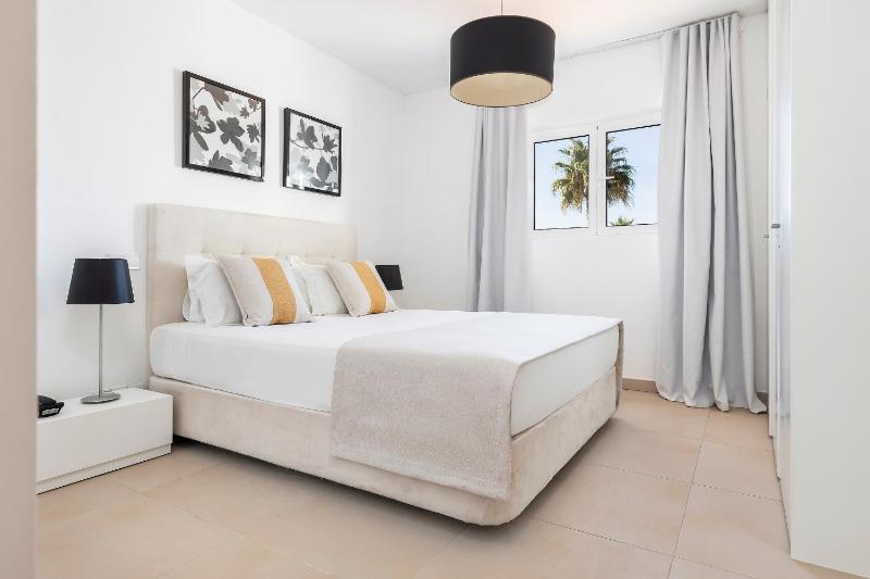 One-Bedroom Apartment image 3