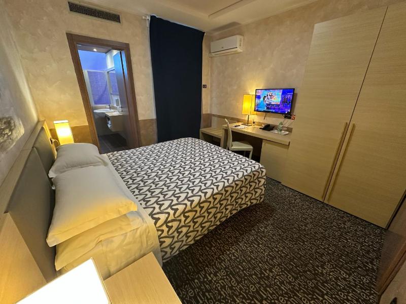 Deluxe Double or Twin Room image 3