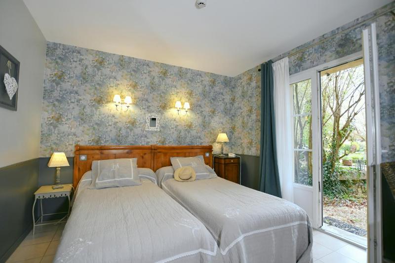 Superior Queen Room image 3