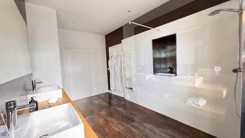 Twin Room with Shower image 2