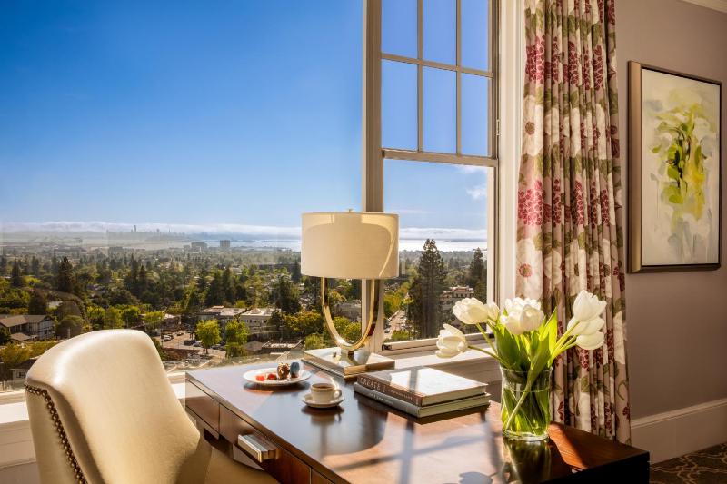 Deluxe King Room with Bay View image 4