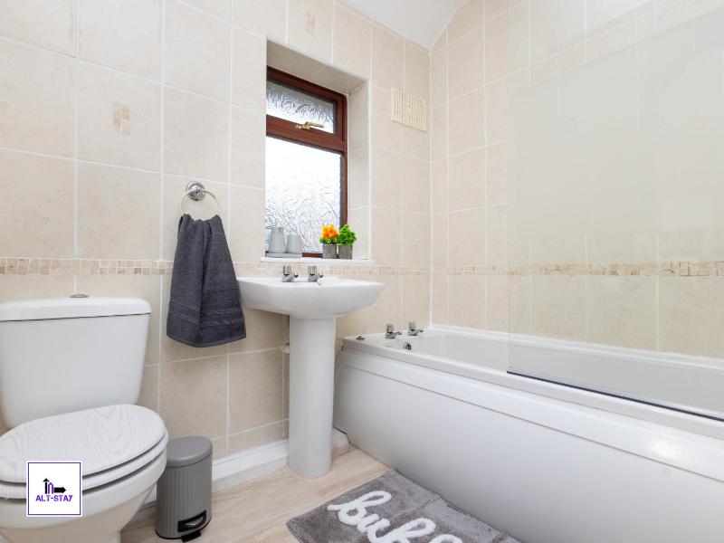 Newhall by Alt-Stay Contractor Accommodation - 3 Bed Contractor Home With Parking Wi-Fi & Full Kitchen - Ideal For Long stays - image 7