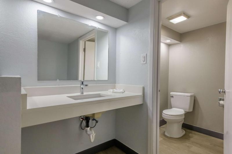 Queen Suite - Non-Smoking image 2