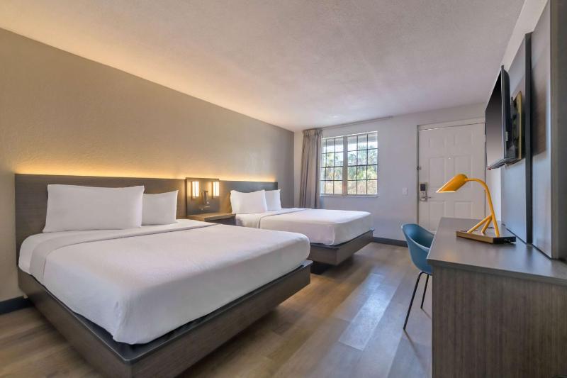 Quadruple Room - Non-Smoking image 2